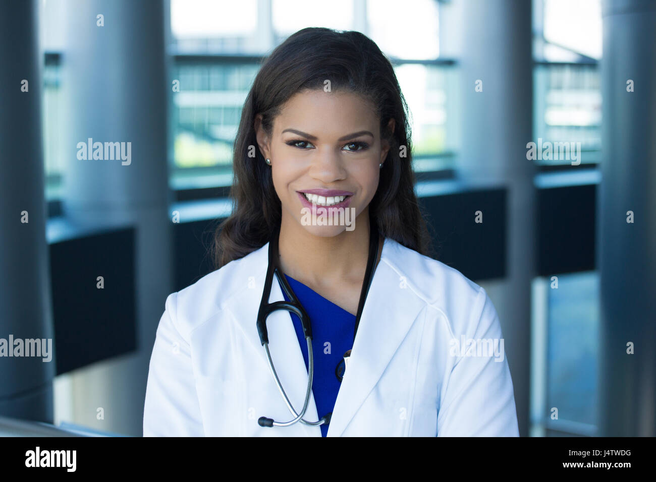 Closeup Kopfschuss Porträt von freundlich, isoliert lächelnd selbstbewusst weiblich, Healthcare Professional mit Laborkittel, drinnen Office-Hintergrund. Patienten vi Stockfoto