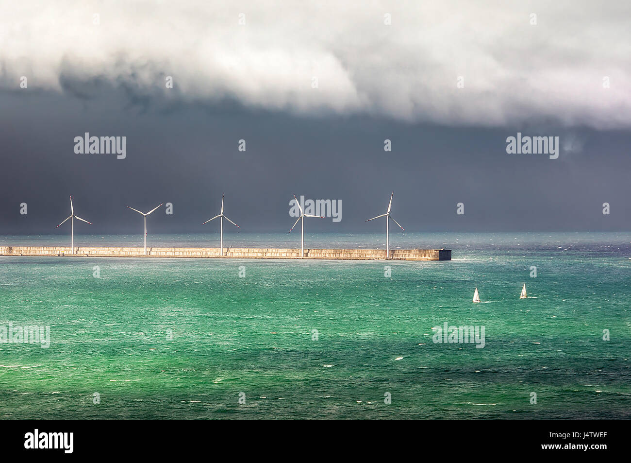 Windkraftanlagen auf dem Meer Stockfoto