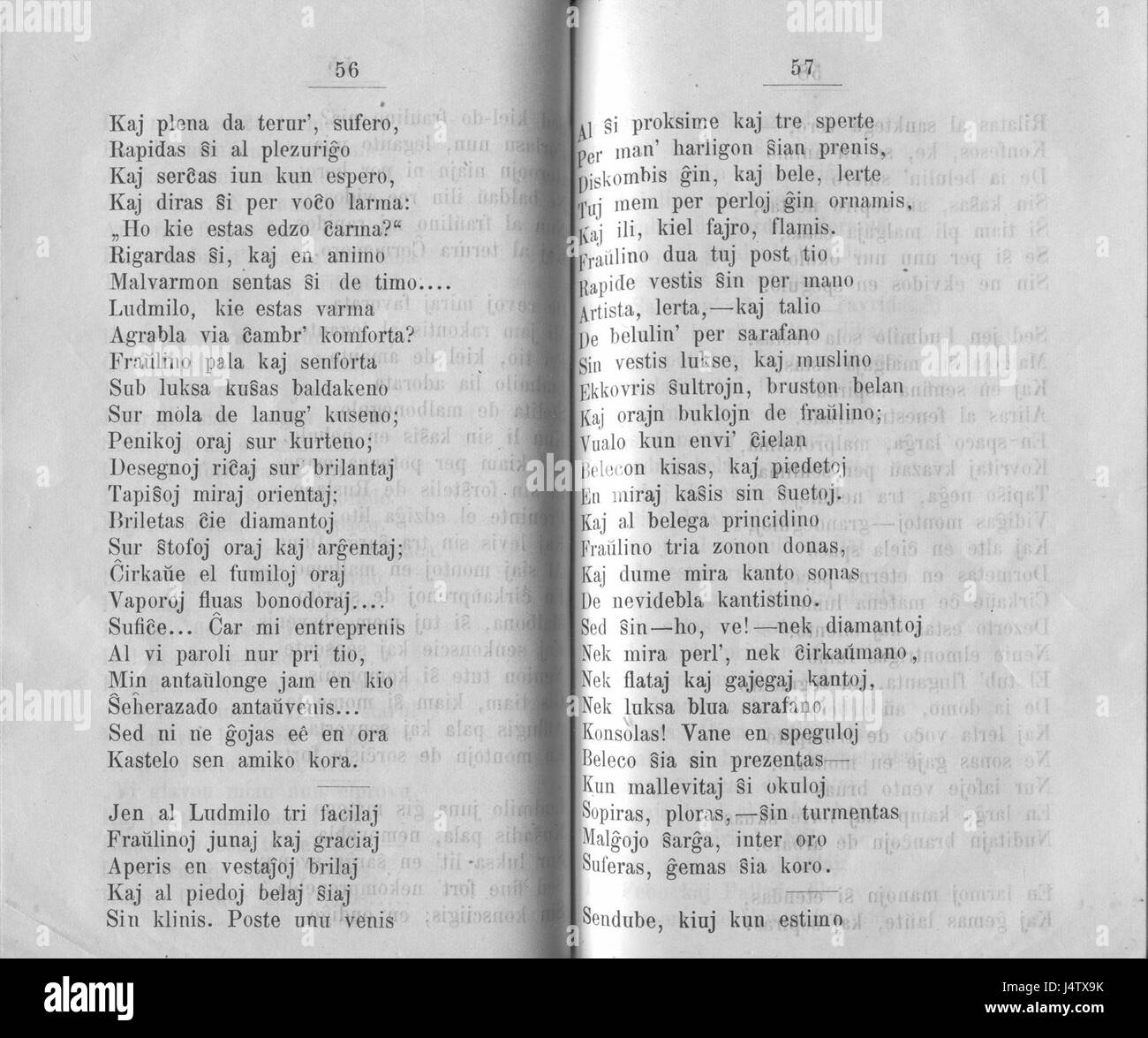 Dies bezieht sich auf ein Buch mit dem Titel „Verkaro de Devjatnin“, das in Esperanto steht. Es enthält bestimmte Seiten (56 und 57), die Text oder Inhalt in diesem Buch enthalten. Stockfoto