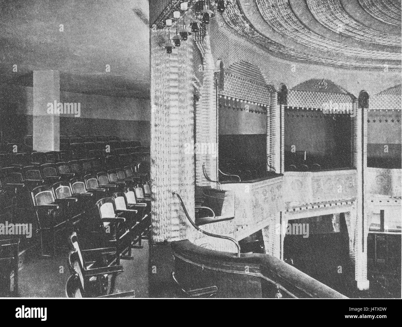 „UTRang“ bezieht sich auf ein bestimmtes Dokument, Bildmaterial oder Referenz in einem unbekannten Kontext. Der Titel kann sich auf einen geographischen Ort, einen Künstler oder ein historisches Werk beziehen, allerdings wären weitere Einzelheiten erforderlich, um dessen genaue Art zu klären. Stockfoto