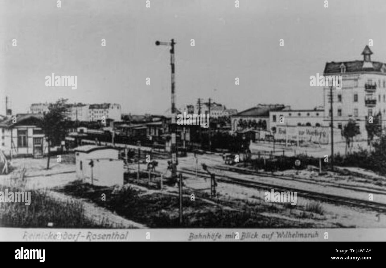 Der Wilhelmsruh Bahnhof in Berlin wurde um 1903 fotografiert. Dieses historische Bild erfasst den architektonischen Stil und die Verkehrsinfrastruktur des Deutschland des frühen 20. Jahrhunderts. Stockfoto