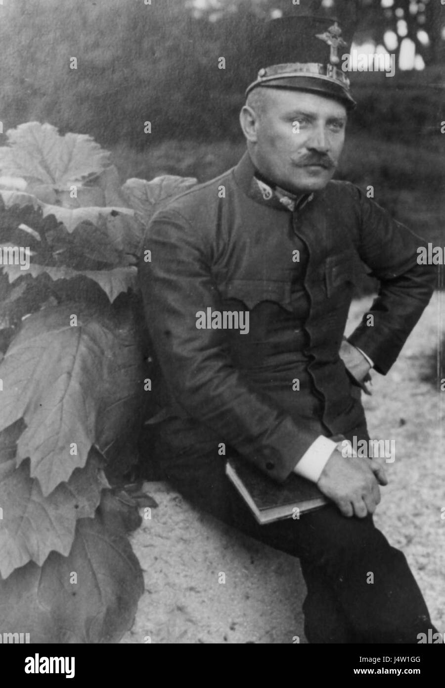 Wincenty Byrski, in seiner Uniform als österreichischer Eisenbahnarbeiter dargestellt, stellt die Verbindung zwischen polnischer und österreichischer Geschichte dar. Seine Kleidung unterstreicht die Rolle der Eisenbahnindustrie im europäischen historischen Kontext. Stockfoto