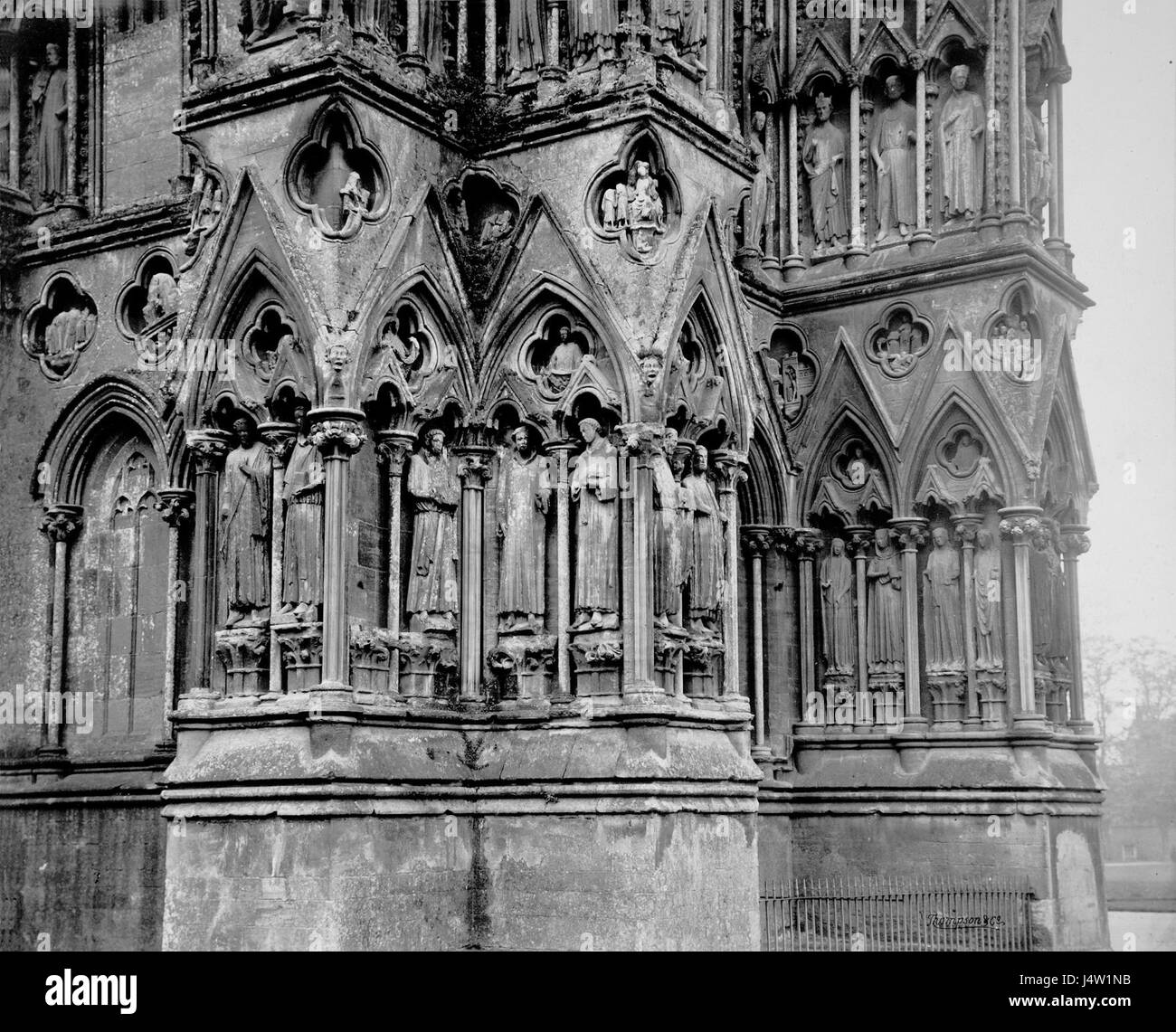 Dies bezieht sich auf ein Bild oder eine Illustration der berühmten Skulptur des Northwest Angel in der Wells Cathedral, fotografiert von Francis Bedford, die die komplizierten Details der gotischen Architektur zeigt. Stockfoto