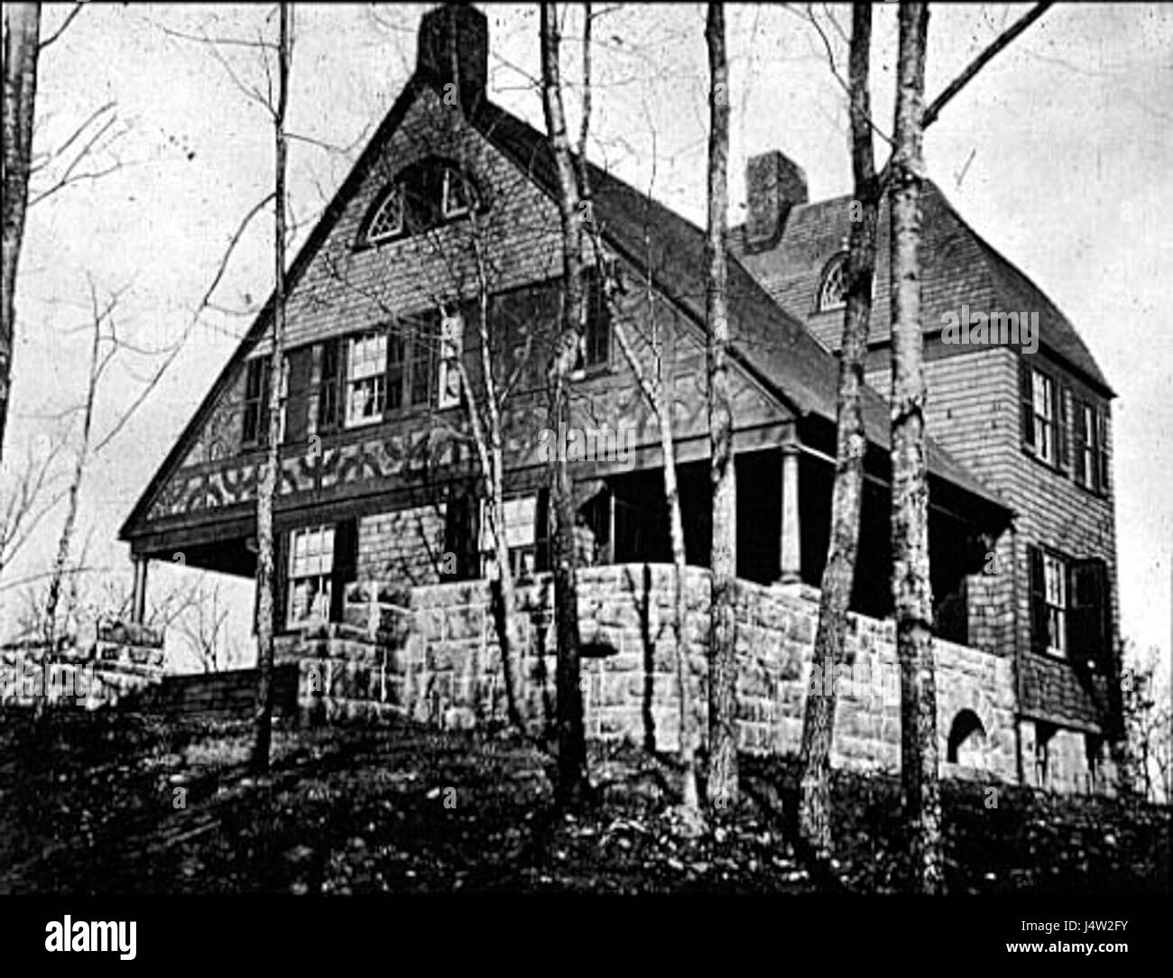 Das WM Kent Cottage wurde 1886 von Bruce Price entworfen und ist ein Beispiel für amerikanische Architektur des späten 19. Jahrhunderts. Das Cottage im Tuxedo Park, New York, spiegelt den architektonischen Stil der Zeit wider und kombiniert Funktionalität mit ästhetischem Charme. Stockfoto