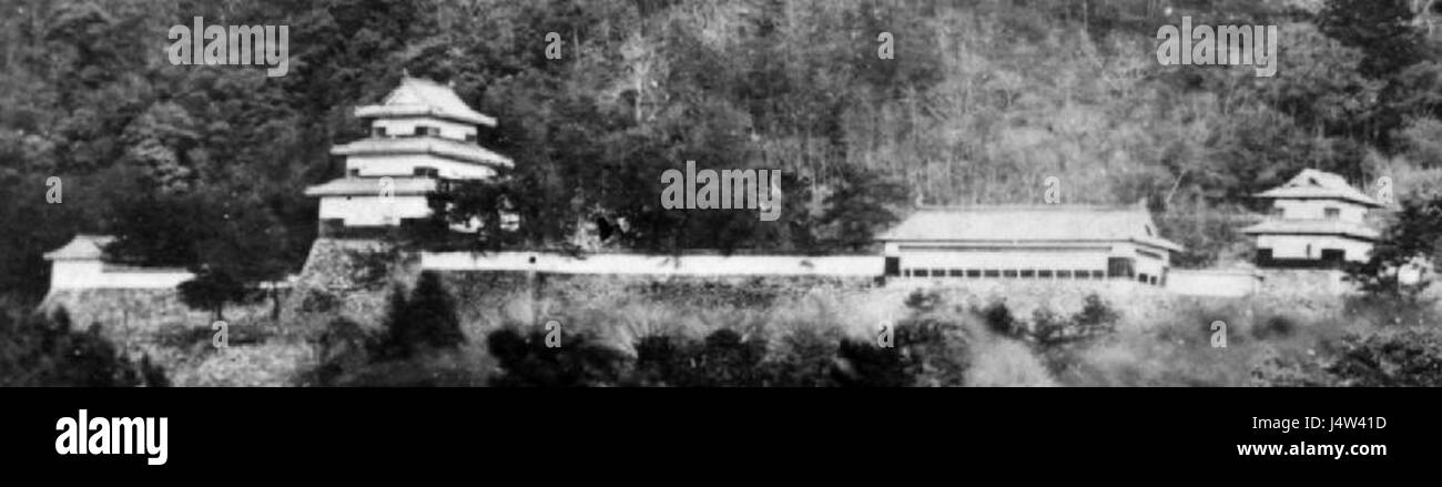 Dieses alte Foto zeigt das Ninomaru-Gebiet der Burg Tottori, eine historische Stätte in Japan. Das Ninomaru ist bekannt für seine schönen Gärten und seine strategische Lage auf dem Schlossgelände. Stockfoto
