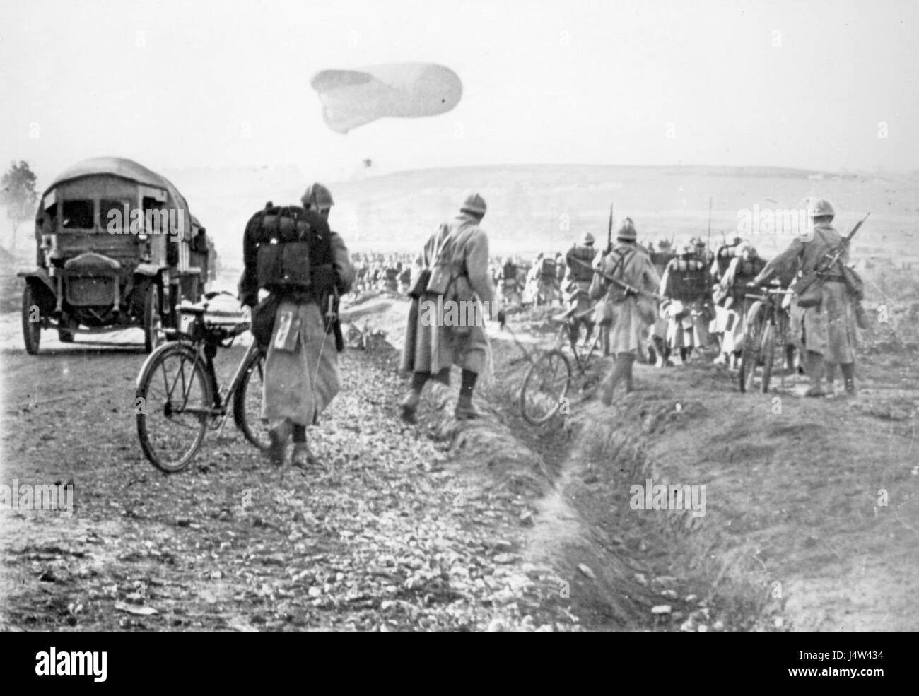 Die „Trupp 14-18 Dirivable“ bezieht sich auf den Einsatz von Luftschiffen durch militärische Streitkräfte während des Ersten Weltkriegs, insbesondere zwischen 1914 und 1918. Diese Luftschiffe wurden für Aufklärungs-, Bombenangriffe und Kommunikationsaufgaben eingesetzt und boten strategische Vorteile in der Kriegsführung. Sie spielten eine wichtige Rolle bei der frühzeitigen Nutzung von Luftstrom bei militärischen Operationen. Stockfoto