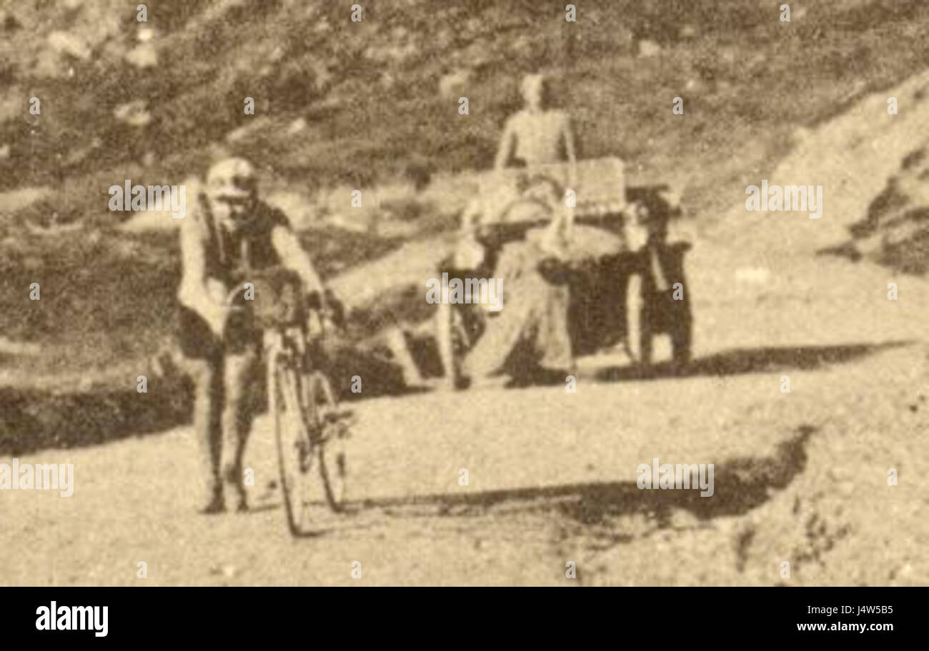 Die Tour de France 1910 mit dem Radfahrer Octave Lapize markierte einen entscheidenden Moment in der Geschichte des Rennens. Lapize gewann eine anspruchsvolle Etappe und festigte sein Erbe in der Geschichte des Radsports. Stockfoto