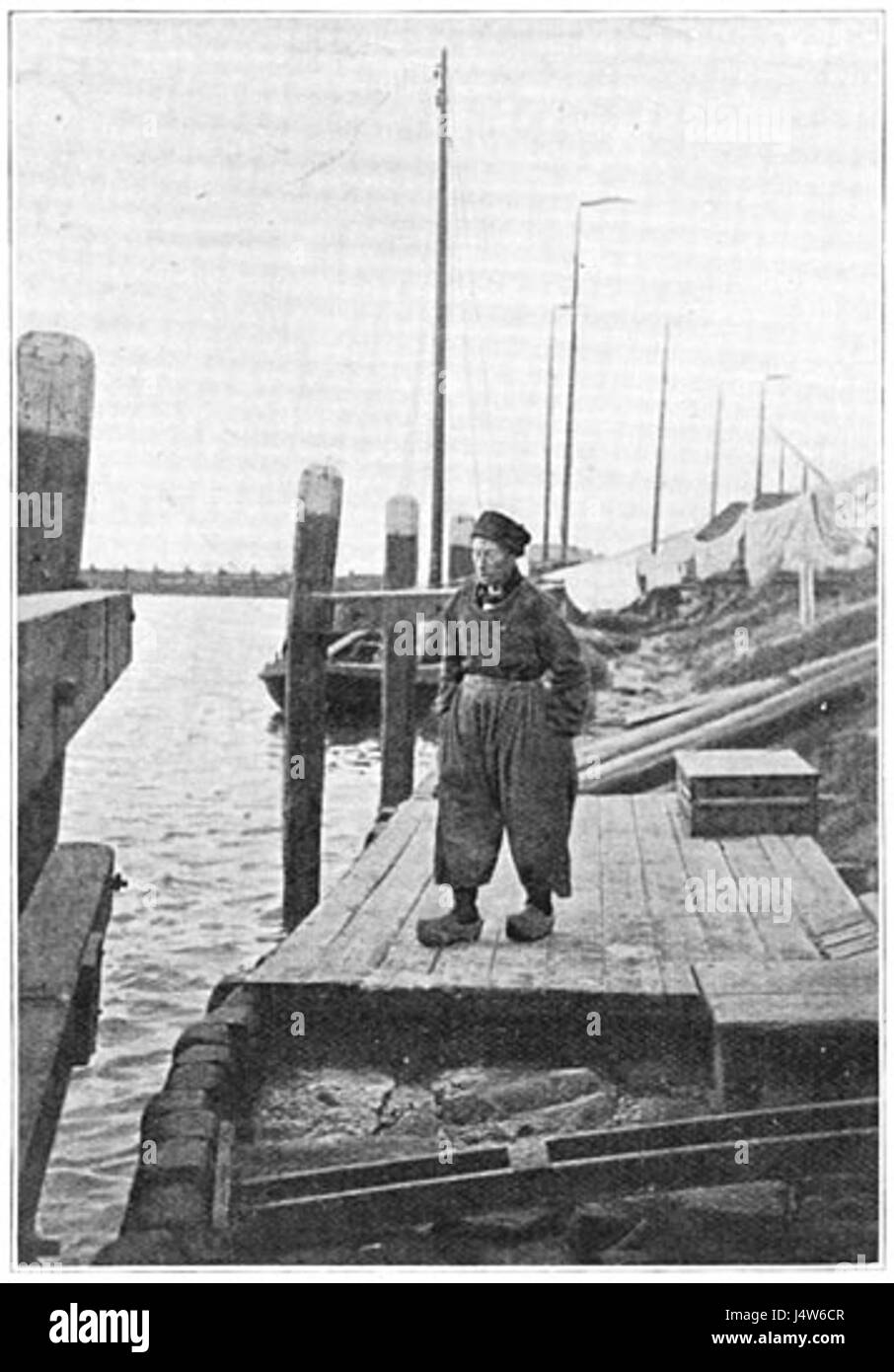 Visscher van Volendam, dargestellt in seiner breiten Hose, ist ein Motiv der historischen Kunst und zeigt traditionelle niederländische Kleidung aus Volendam, Niederlande. Stockfoto