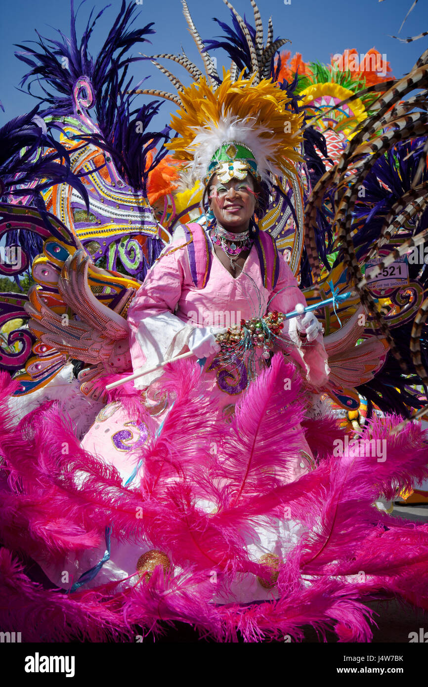 NASSAU, BAHAMAS - 1. Januar - weiblich Truppe führend tanzt im Junkanoo, ein Kulturfestival in Nassau in Jan 1, 2011.jpg Stockfoto