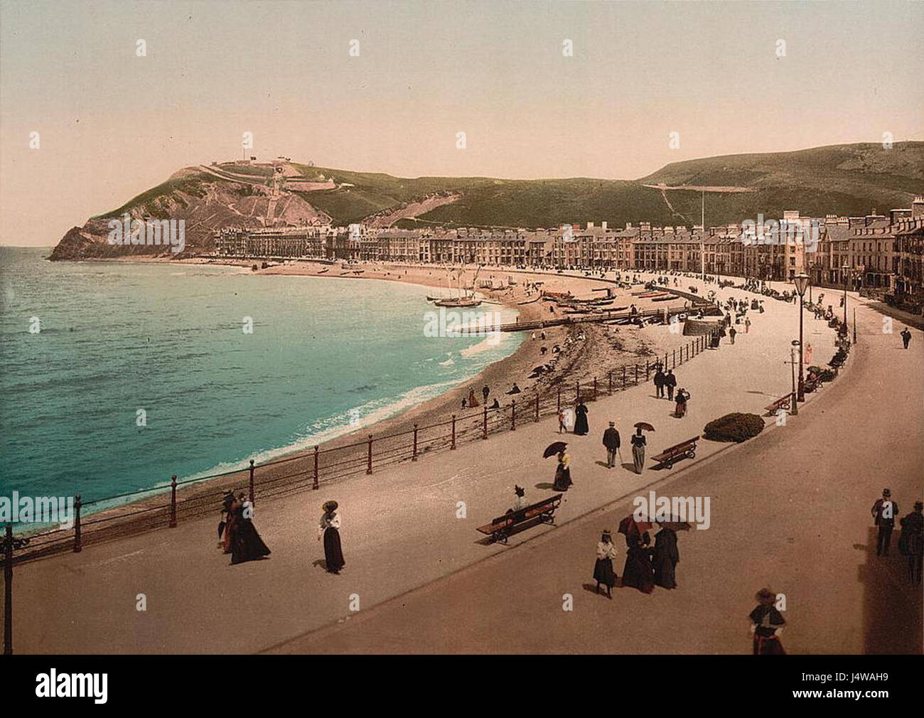 Dieser Titel bezieht sich auf eine historische Beschreibung von Aberystwyth, Wales, während der viktorianischen Ära. Die Zeit ist geprägt von bedeutenden sozialen, kulturellen und architektonischen Veränderungen in der Stadt. Stockfoto