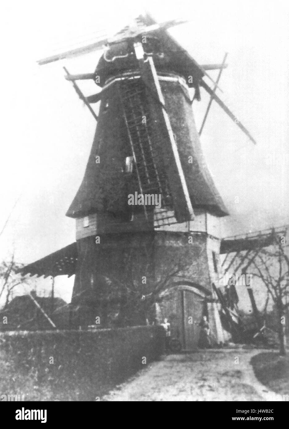 Dieses Bild vom 16. Februar 1916 zeigt die Walderveense Molen, eine historische Windmühle in den Niederlanden. Es ist ein wertvolles Stück niederländisches Erbe und repräsentiert die Bedeutung der Windmühlen in der niederländischen Geschichte und Kultur. Stockfoto