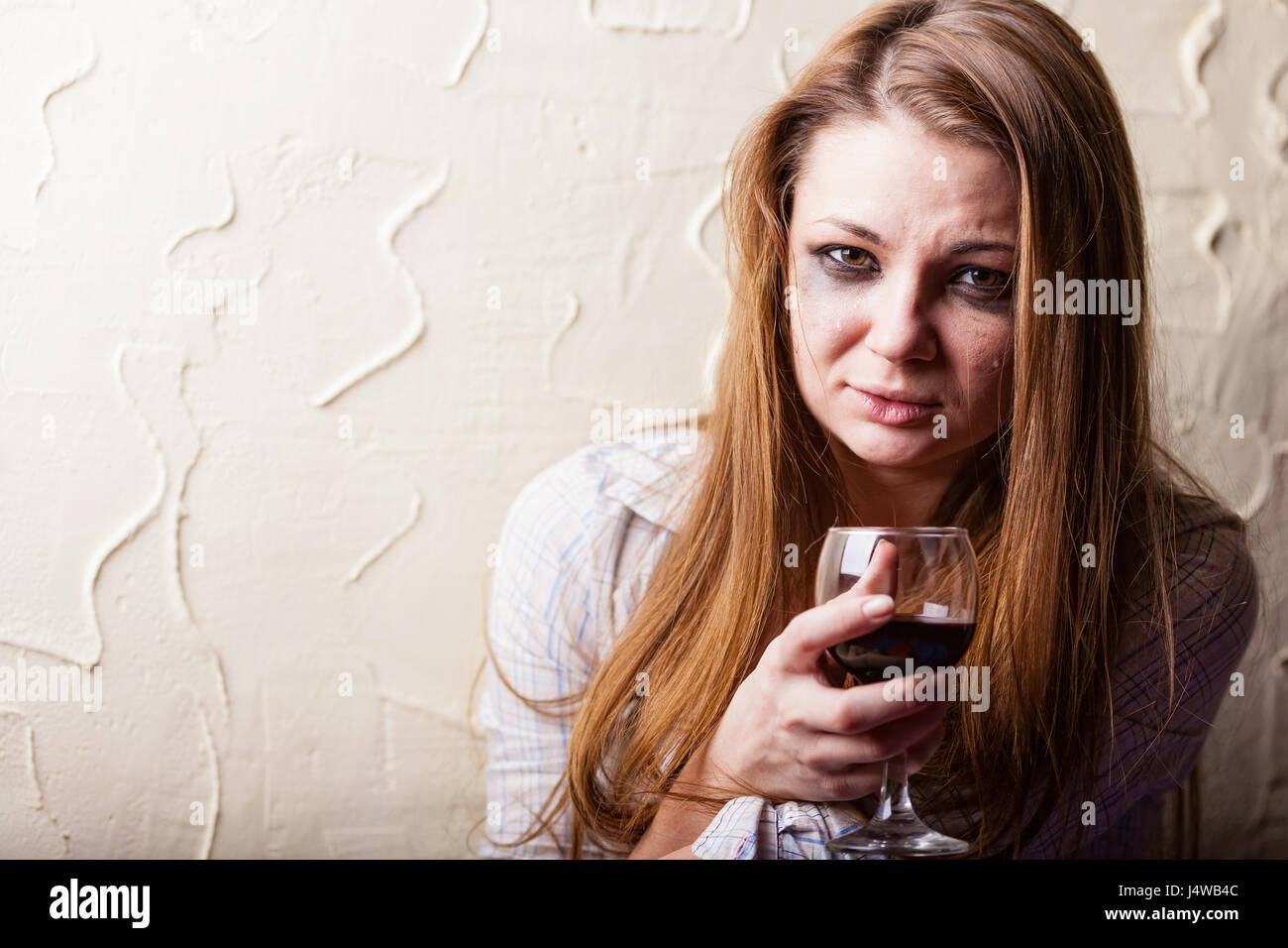 Junge schöne Frau in Depression, Alkohol zu trinken Stockfotografie Alamy