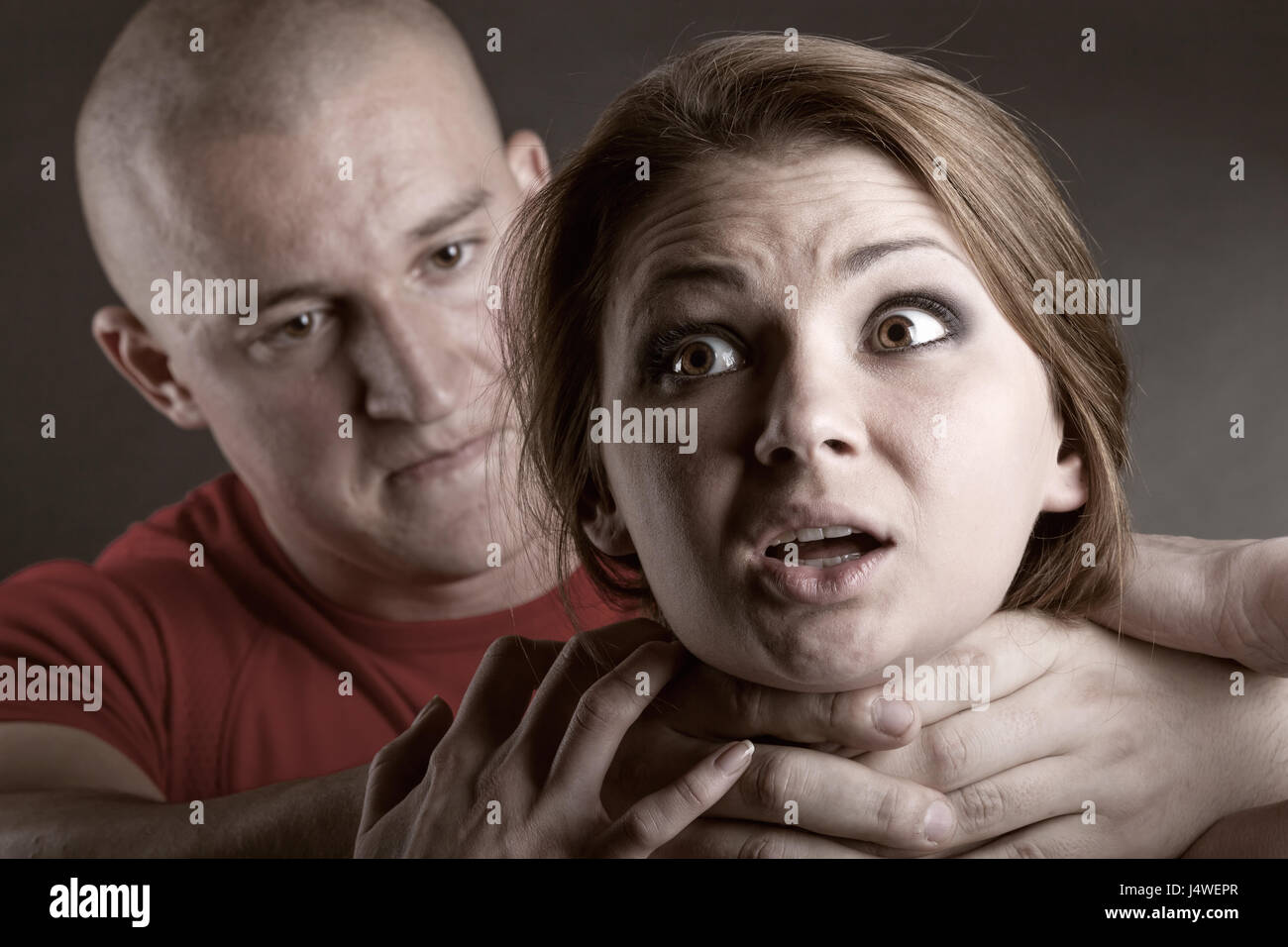 Häusliche Gewalt-Frau missbraucht und erwürgt von starker Mann Stockfoto