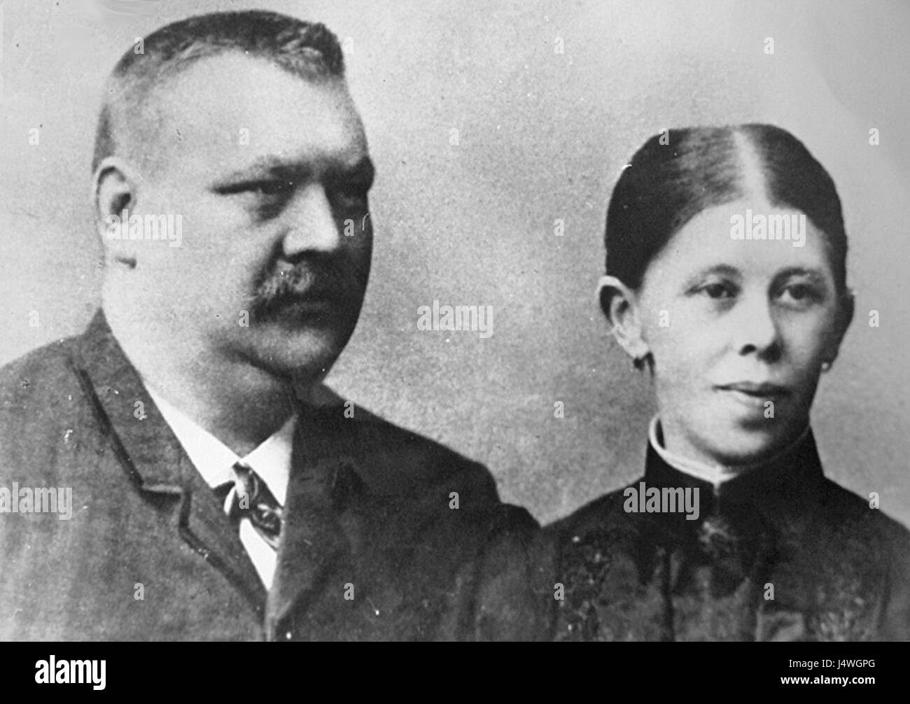 Wilhelm Mestemacher war ein deutscher Unternehmer, der für die Gründung der Firma Mestemacher bekannt war, die sich auf die Herstellung von Brot und Backwaren spezialisiert hatte. Sein Vermächtnis umfasst die Förderung von Vollkornbrot und gesundem Brot, was sich maßgeblich auf die deutsche Lebensmittelkultur ausgewirkt hat. Stockfoto