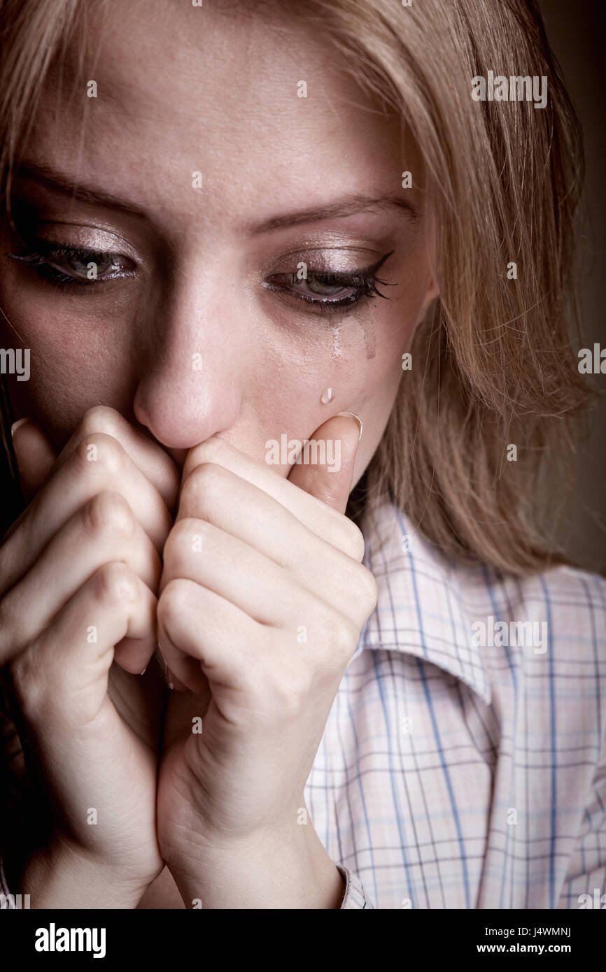 Mädchen in Tränen auf dunklem Hintergrund Stockfoto