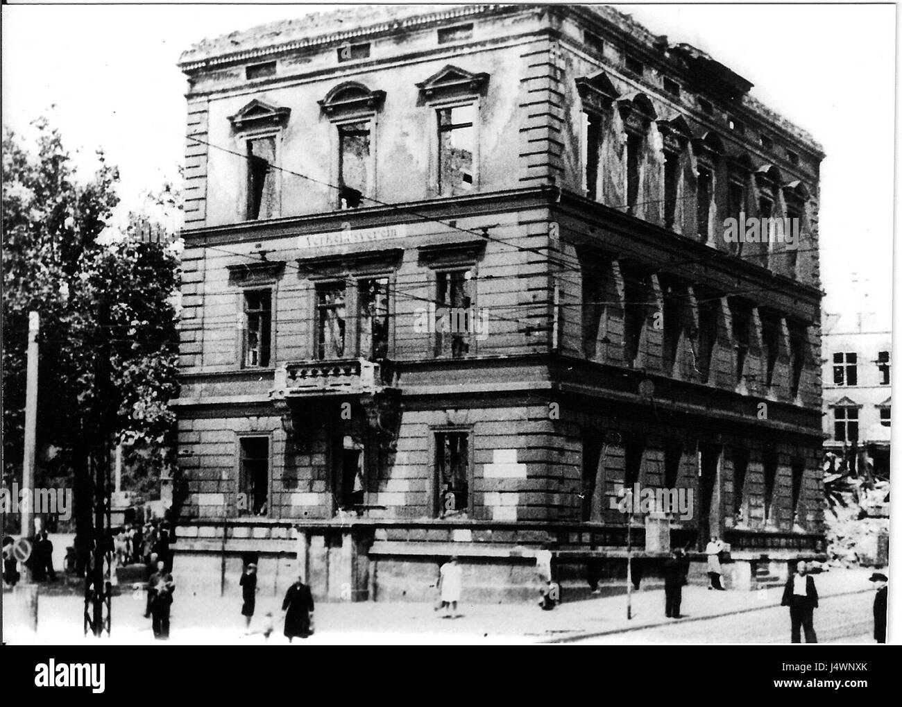 Das Alte Rathaus in Witten ist ein historisches Gebäude. Der Verweis auf 1945 deutet darauf hin, dass das Jahr mit einem bedeutenden Ereignis oder einer Zeit in der Geschichte des Gebäudes, möglicherweise dem Zweiten Weltkrieg oder seinem Status nach dem Zweiten Weltkrieg, in Verbindung gebracht werden könnte. Stockfoto