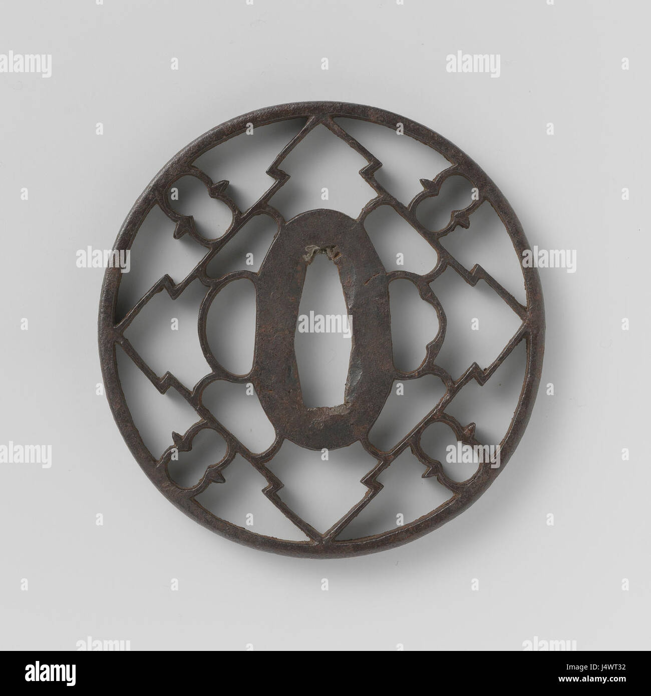 Dies ist ein historisches Artefakt, das im Rijksmuseum ausgestellt wird, bekannt als „Zwaardstootplaat“ oder Schwertschlagplatte, katalogisiert unter AK MAK 10436. Die Platte hat wahrscheinlich historische Bedeutung in Bezug auf Rüstungen oder Waffen. Stockfoto