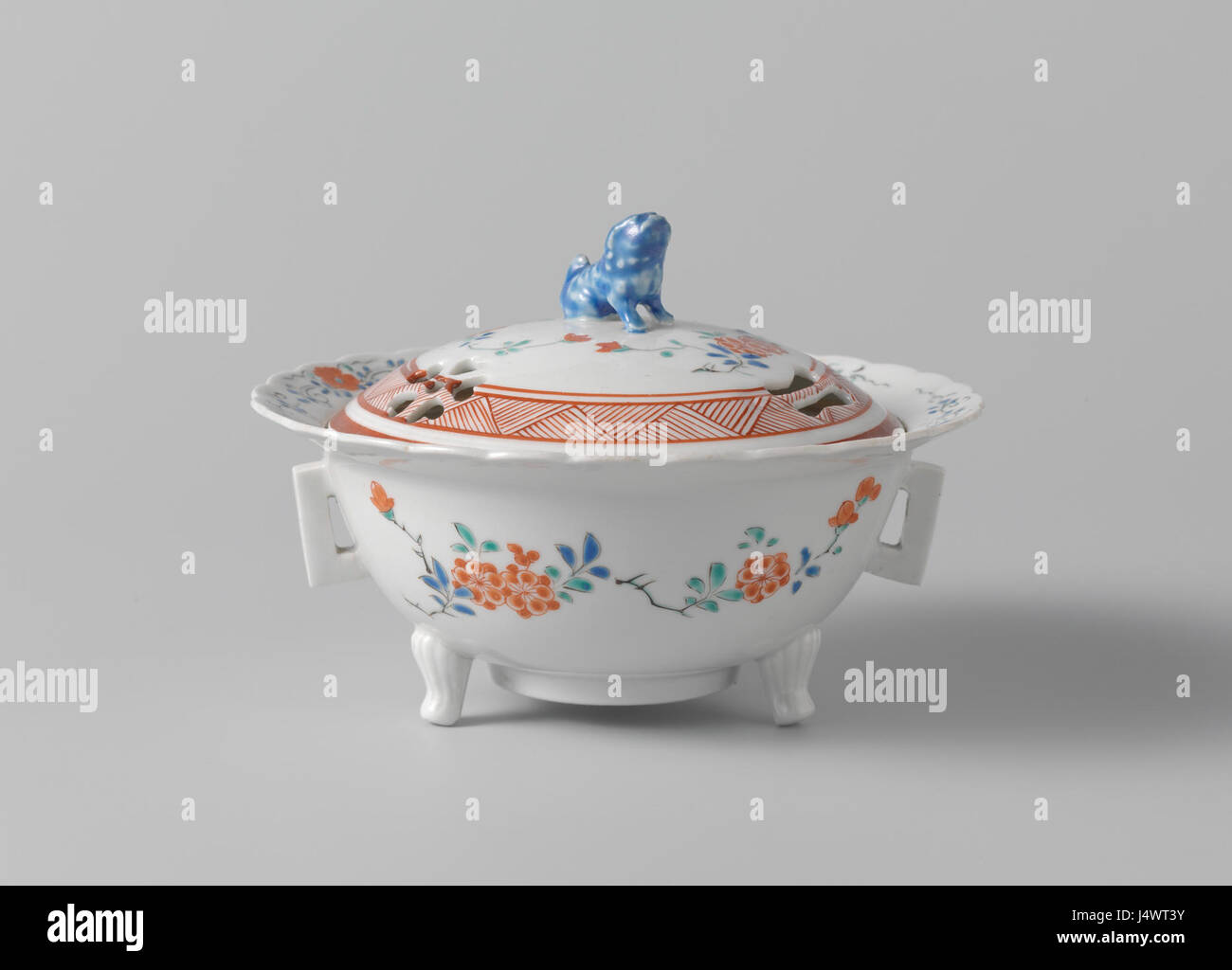 Der Wierookbrander met deksel ist ein historischer Räucherbrenner, der zur Sammlung des Rijksmuseums gehört. Es zeigt kompliziertes Design und handwerkliches Können, typisch für das niederländische Kulturerbe. Stockfoto