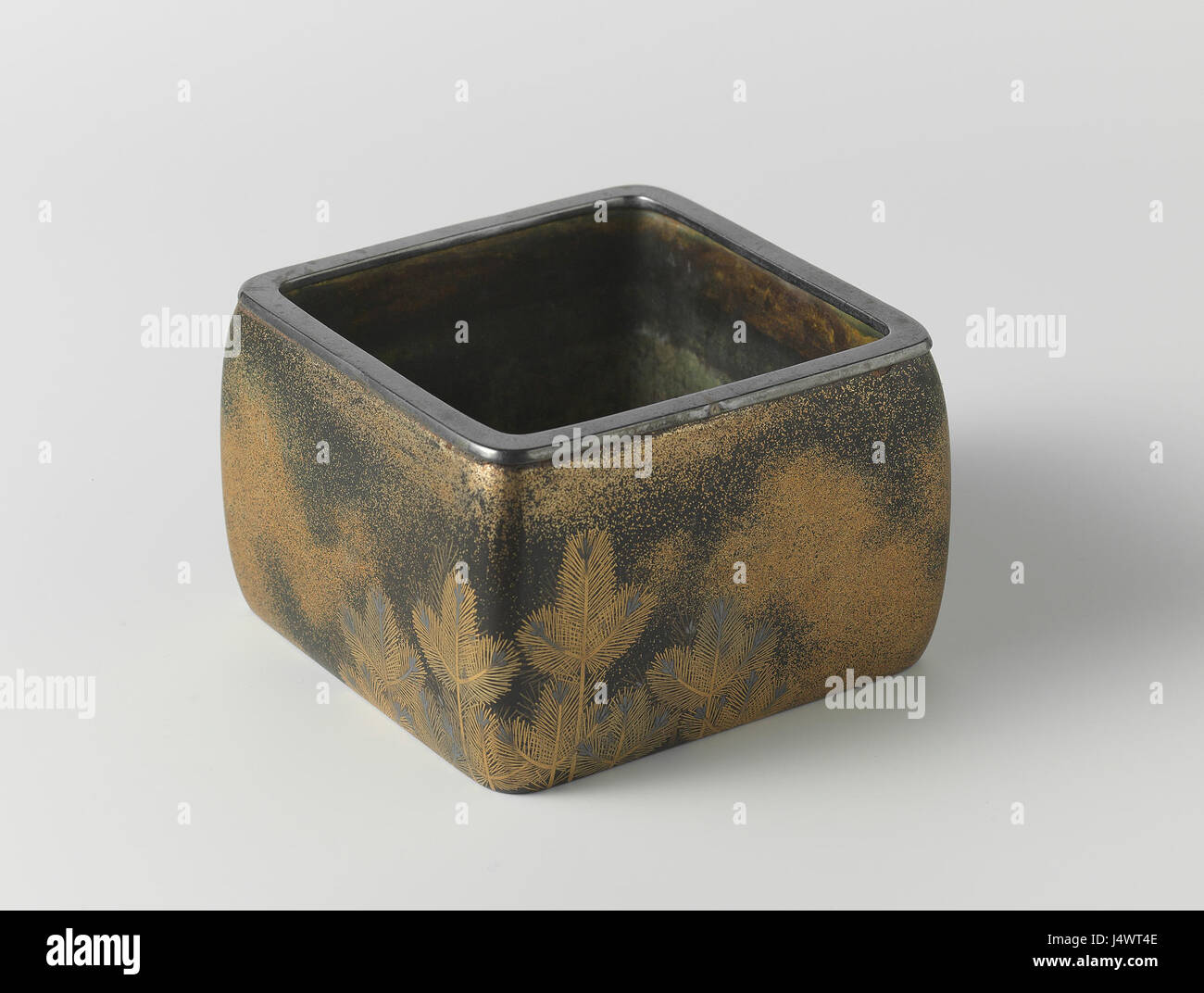 Wierookbrander ist eine Art Räucherbrenner, die oft in religiösen oder kulturellen Zusammenhängen gesehen wird. Dieser unter AK MAK 143 katalogisierte, befindet sich im Rijksmuseum und ist ein Beispiel für die historische Handwerkskunst in der Metallverarbeitung. Stockfoto