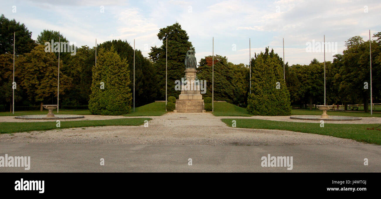 Das WrNeustadt Akademiepark Memorial befindet sich in Wiener Neustadt, Österreich. Dieses Denkmal erinnert an wichtige historische Persönlichkeiten und Ereignisse, die zur Kultur- und Bildungsgeschichte der Region beitragen und das akademische und künstlerische Erbe Österreichs hervorheben. Stockfoto