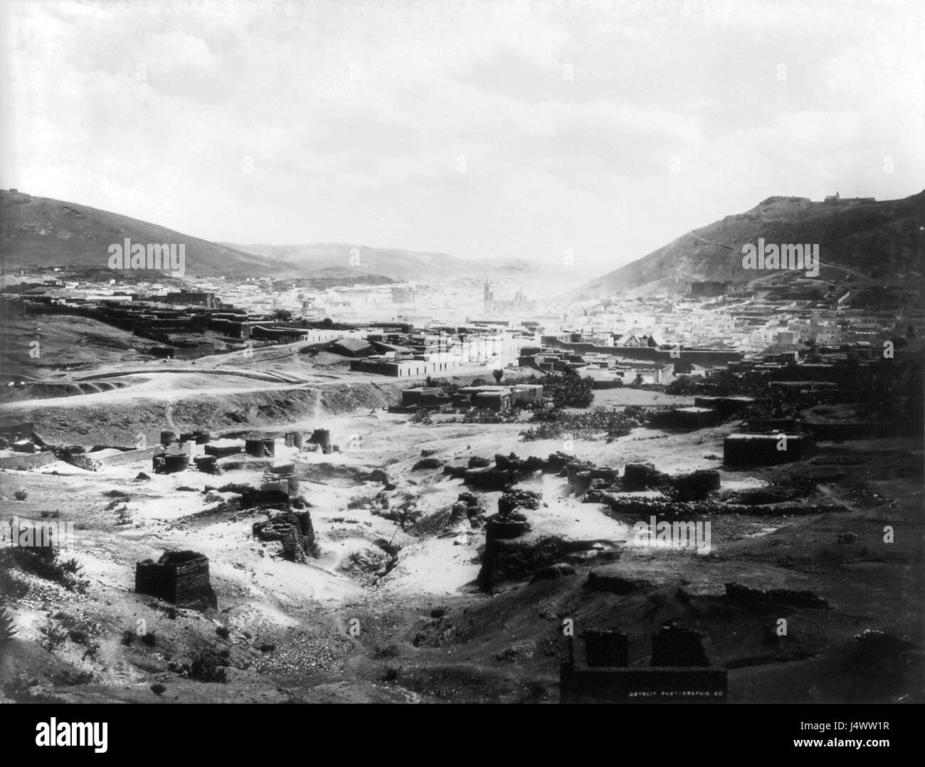 Dieses Foto von William Henry Jackson, aufgenommen um 1885, zeigt die Stadt Zacatecas in Mexiko. Das Bild erfasst die Architektur und Landschaft der Stadt während des späten 19. Jahrhunderts. Stockfoto