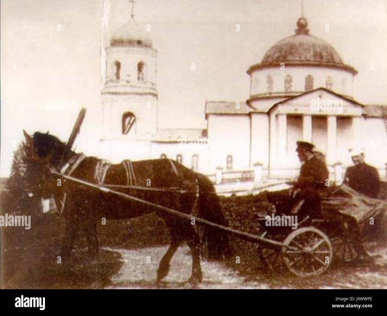 Dieses Bild zeigt eine unbekannte Kirche aus der Zeit des Russischen Reiches, die ihren architektonischen Stil und ihre religiöse Bedeutung während dieser Zeit zeigt. Die Kirche ist wahrscheinlich ein Beispiel für die kirchliche Gestaltung dieser Zeit. Stockfoto