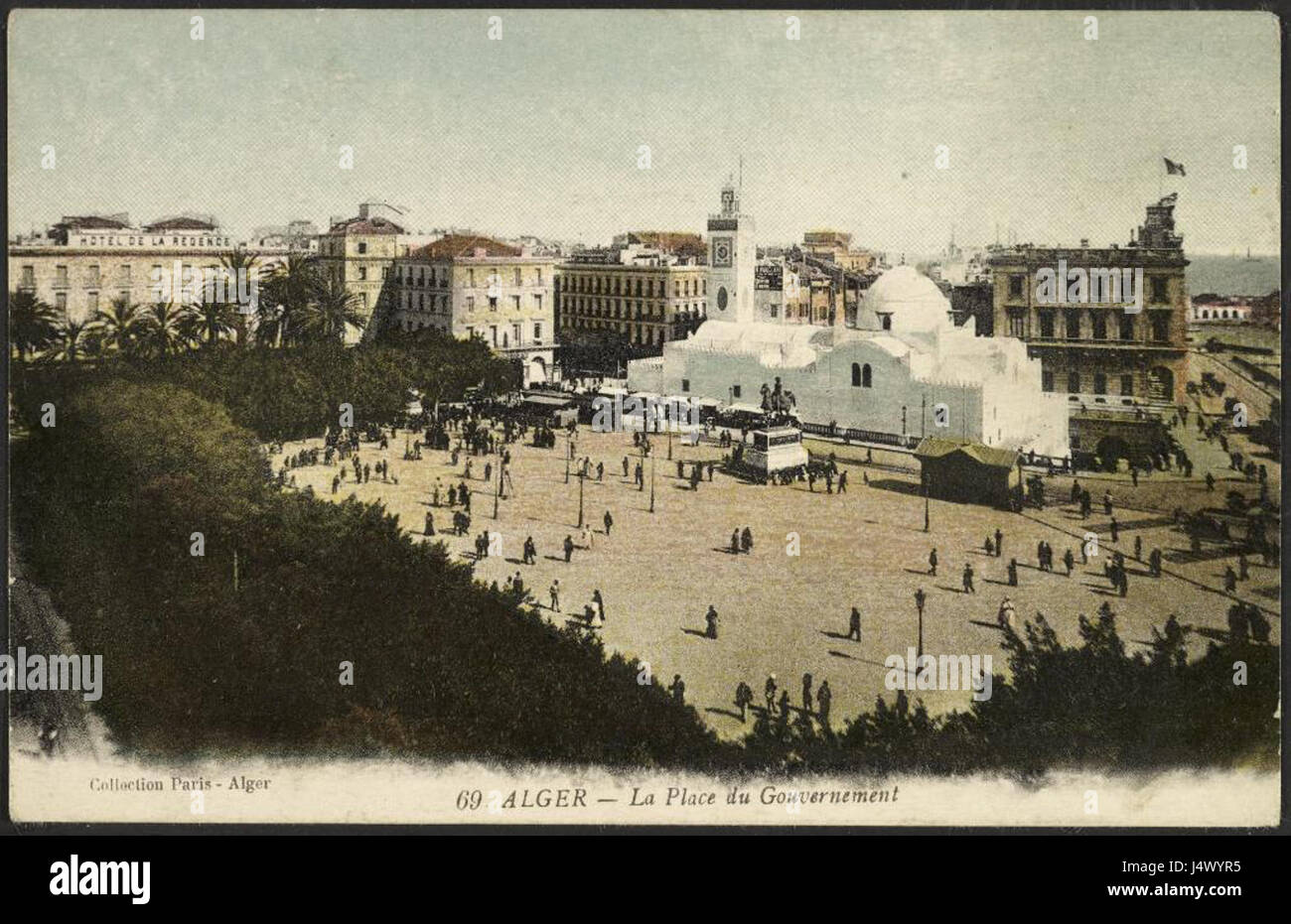 Der Place du Gouvernement ist ein historischer Platz, der oft mit politischen und administrativen Gebäuden verbunden ist und als Zentrum der Regierungsführung dient. Solche Orte waren oft der Mittelpunkt für offizielle Zeremonien, politische Aktivitäten und öffentliche Veranstaltungen in verschiedenen historischen Perioden. Stockfoto