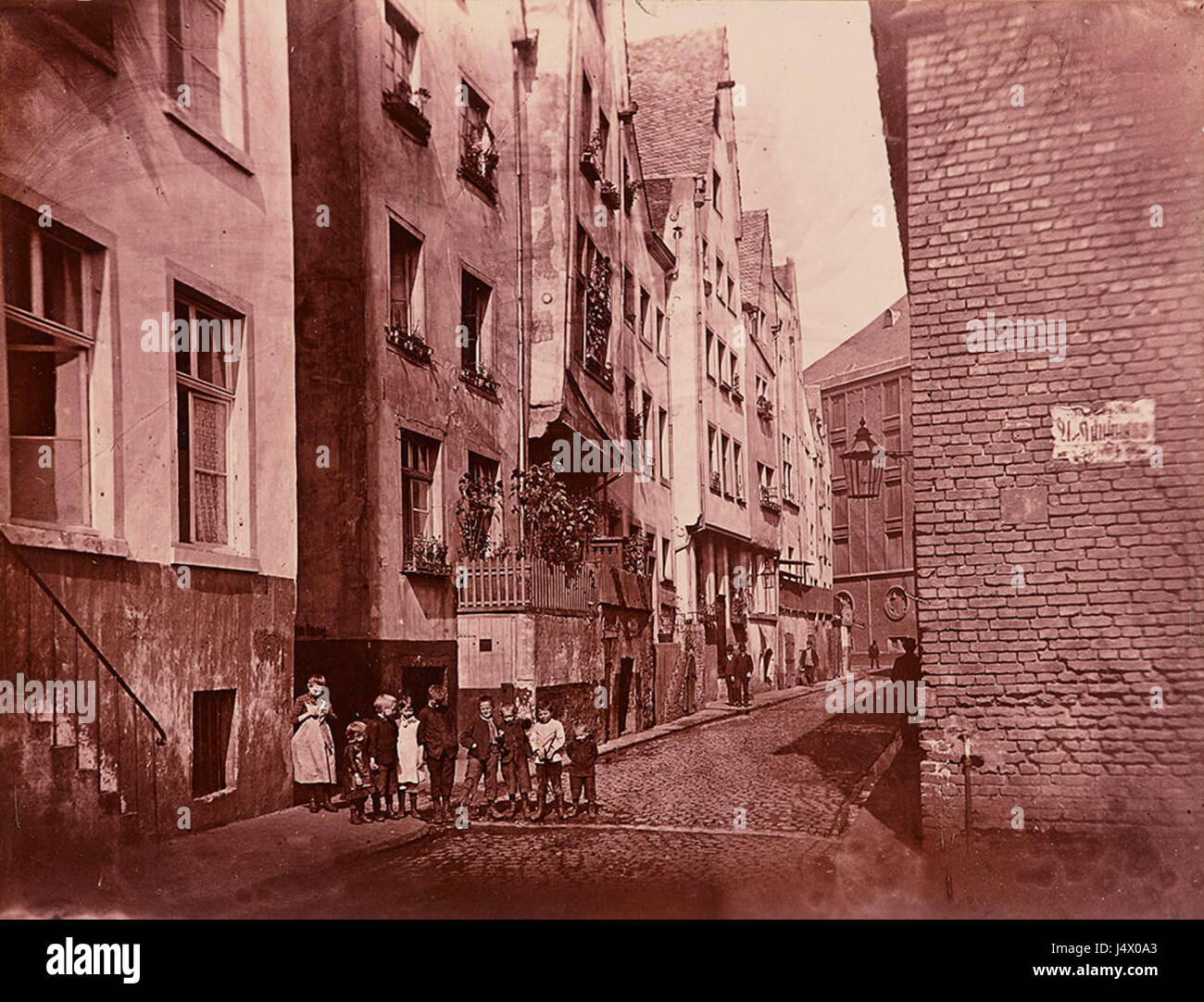 *Wilhelm Scheiner Hafengasse 1888* bezieht sich auf ein historisches Bild aus dem Jahr 1888 der Hafengasse in Deutschland. Wilhelm Scheiner war eine bemerkenswerte Figur in der deutschen Geschichte, und dieses Bild spiegelt die Architektur und das Stadtbild der damaligen Zeit wider. Stockfoto