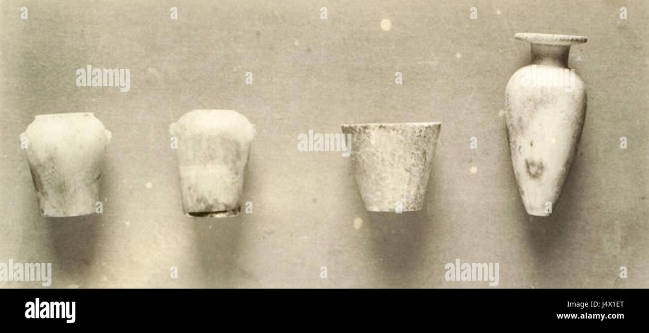 Diese Fotografien zeigen das Innere des 1922 von Howard Carter entdeckten Grabes von König Tutanchamun. Die Bilder zeigen Artefakte, die Grabkammer und die gut erhaltenen Schätze, die im Inneren gefunden wurden, und bieten einen Einblick in die altägyptischen Begräbungspraktiken. Stockfoto