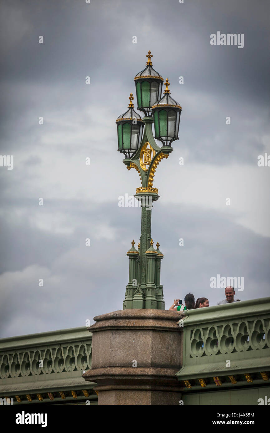 Westminster BRIDGE, LONDON, ENGLAND 19. August 2015:-Westminster Brücke zwischen der alten Stadt von London Gemeindeverwaltung und den Häusern der Parliam führt Stockfoto