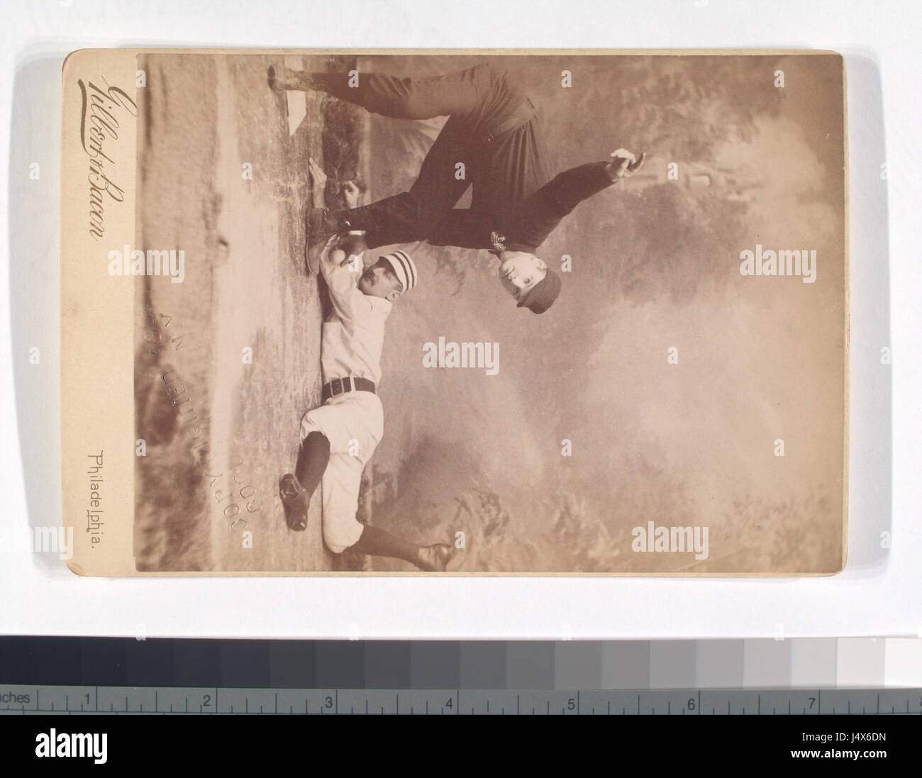 Dieses Bild zeigt zwei nicht identifizierte Männer, die an einem engen körperlichen Spiel beteiligt sind, möglicherweise in einem Sport, mit Gleitsport und Kontakt. Die Szene wurde in einem historischen Archiv der New York Public Library festgehalten. Stockfoto