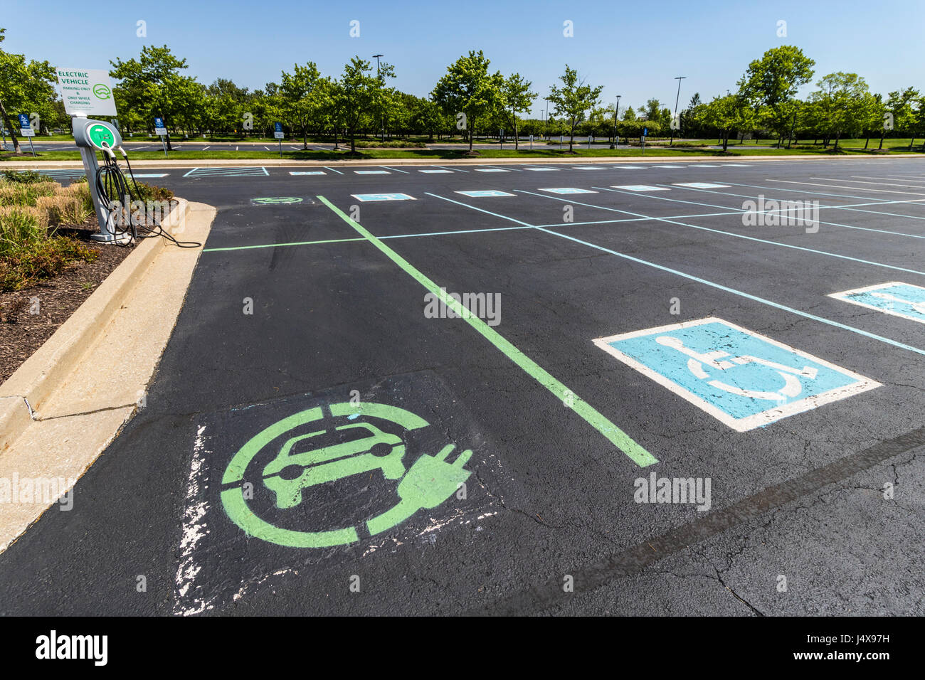 Fischer - ca. Mai 2017: In dem Bemühen, elektrische Ladestation für Mitarbeiter zur Verfügung zu stellen, sind Unternehmen repurposing Handicap Parkplatz als EV Aufladung sp Stockfoto