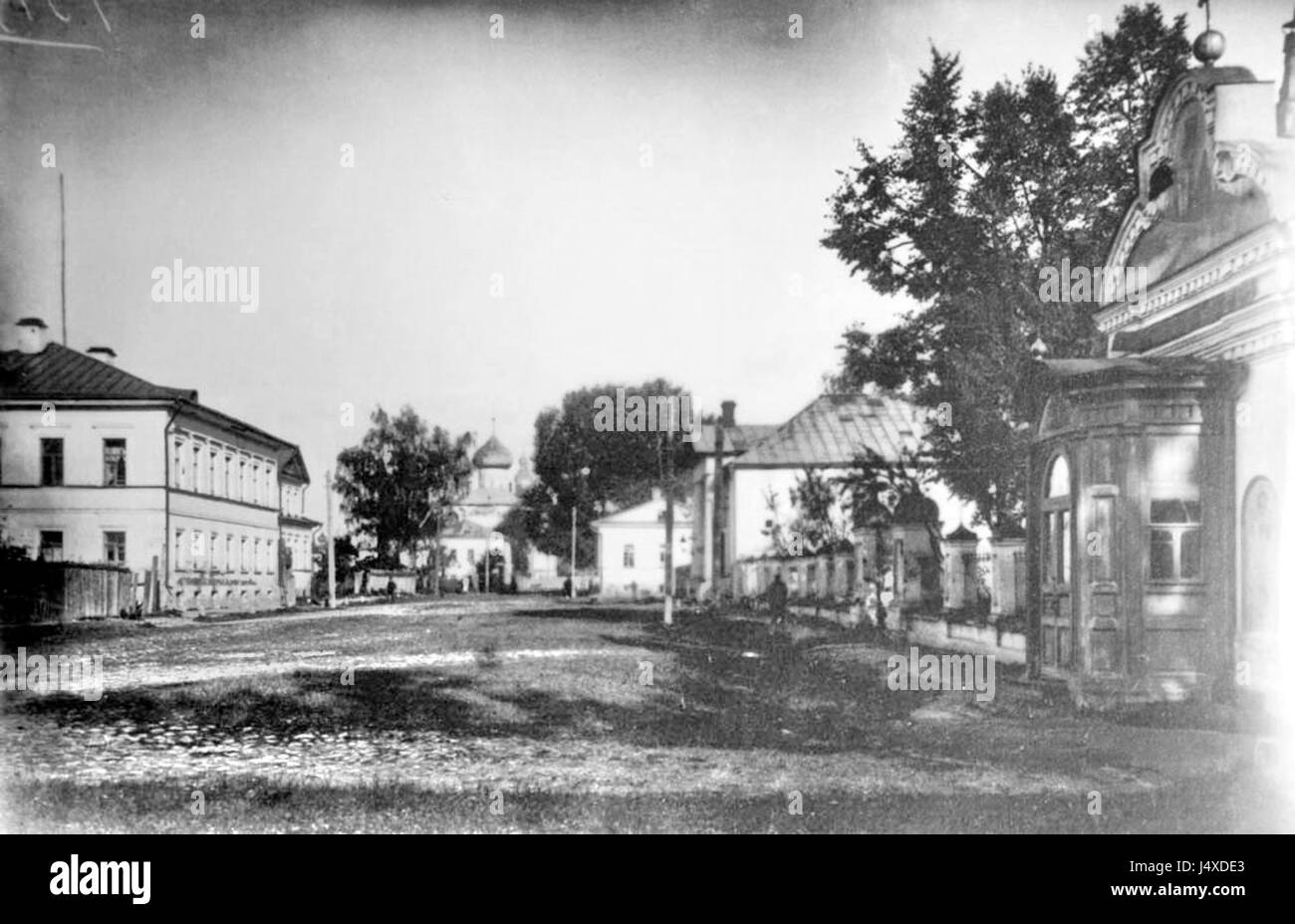 Die Nikolskaja-Straße ist eine Fußgängerstraße in Moskau, Russland, die den Roten Platz mit dem Lubyanka-Platz verbindet. Gesäumt von historischen Gebäuden wie der Kasaner Kathedrale und dem griechischen Kloster St. Nikolaus, dient es als zentraler Knotenpunkt in Moskaus luxuriösem Einkaufsviertel. Die Straße wurde im August 2013 zur Fußgängerzone gebracht. Stockfoto