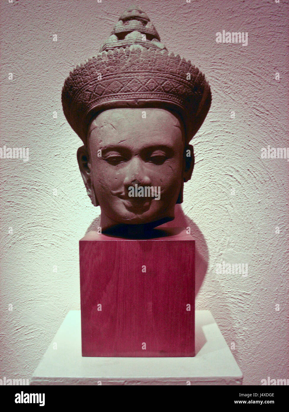 Vishnu Khmer bezieht sich auf Darstellungen des hinduistischen Gottes Vishnu in der Khmer-Kunst, insbesondere auf die Kunstwerke, die während der Angkor-Zeit entstanden sind und die religiösen und kulturellen Praktiken Südostasiens widerspiegeln. Stockfoto