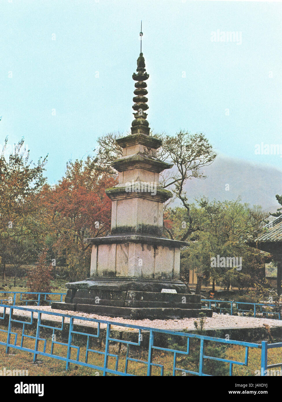 Die dreistöckigen Steinpagoden des Silsangsa Tempels in Südkorea sind wichtige Beispiele buddhistischer Architektur. Diese Pagoden, die während der Silla-Dynastie gebaut wurden, repräsentieren sowohl religiöse Bedeutung als auch künstlerische Errungenschaften alter koreanischer Baumeister. Stockfoto