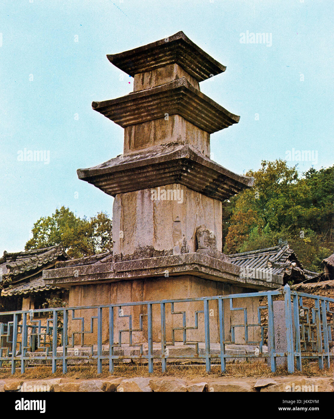 Die dreistöckige Steinpagode in Hwadal-ri, Sangju, Korea, ist ein Beispiel traditioneller koreanischer Architektur. Die Pagode wurde während der Unified Silla-Zeit erbaut und ist bekannt für ihre komplizierten Mauerwerke und die historische Bedeutung als buddhistische Struktur. Stockfoto