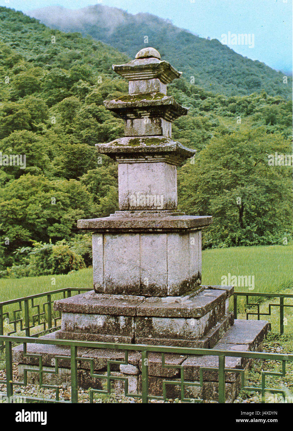 Die dreistöckige Steinpagode in Yeongoksa in Gurye, Korea, ist ein bedeutendes Beispiel für koreanische buddhistische Architektur, die komplexe Steinhandwerkskunst und historische religiöse Bedeutung zeigt. Stockfoto