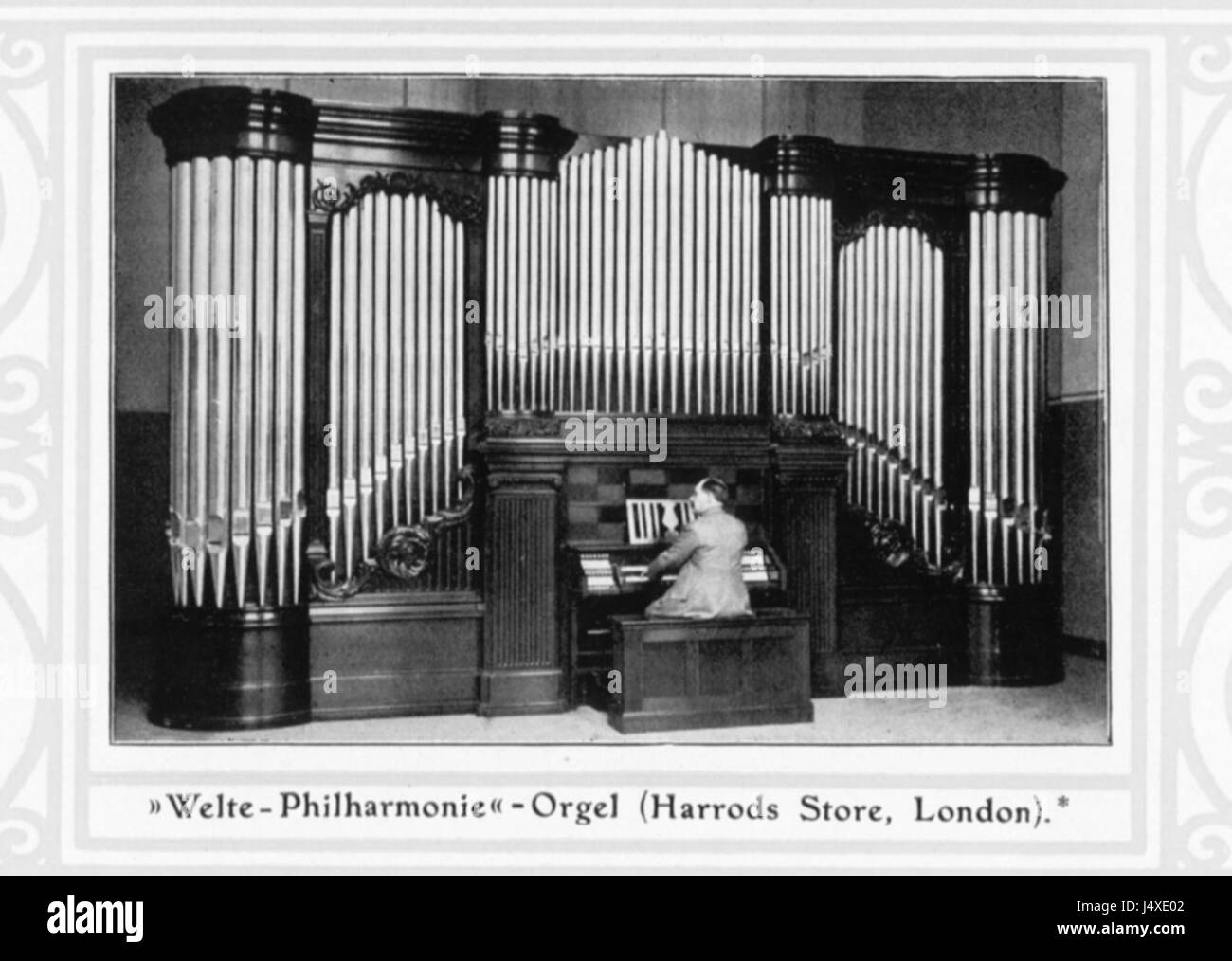 Die Welte Orgel in Harrods ist ein bemerkenswertes Merkmal des berühmten Londoner Kaufhauses, bekannt für sein großartiges Design und die außergewöhnliche Klangqualität, die für öffentliche Aufführungen verwendet wird. Stockfoto