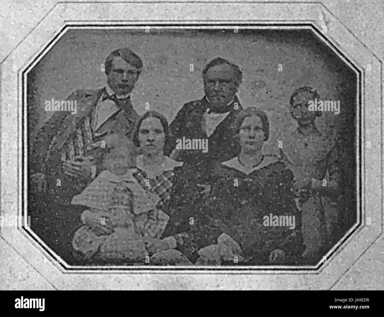 Diese Daguerreotypie, die einem unbekannten Fotografen zugeschrieben wird, zeigt Professor Hermann Autenrieth mit seiner Familie. Aufgenommen in den Jahren 1843 oder 1844, repräsentiert es frühe fotografische Techniken und die persönliche Geschichte eines Akademikers aus dem 19. Jahrhundert. Stockfoto