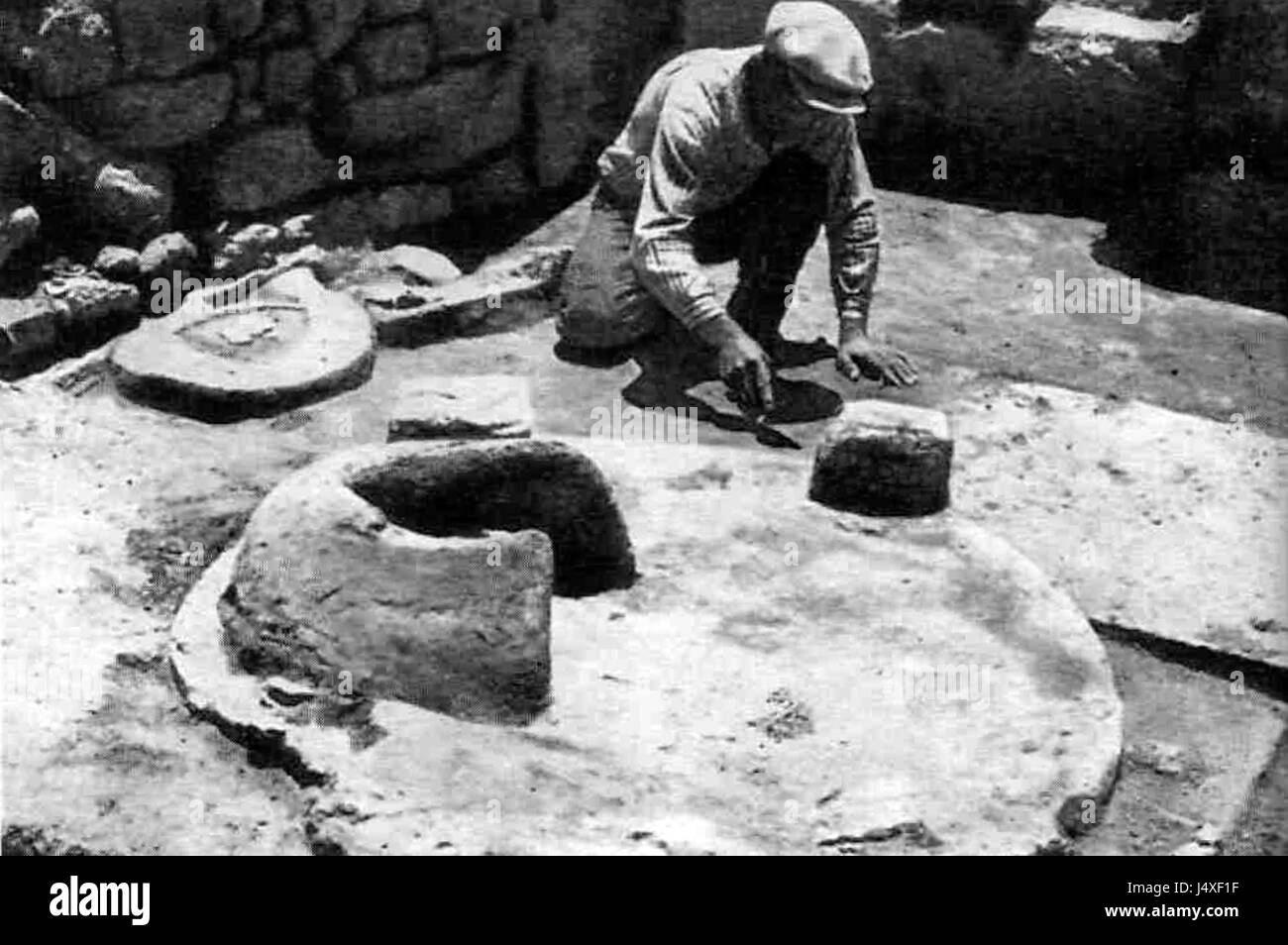 Der Troyanische Kamin ist ein architektonisches Element, das oft für sein Design und seine historische Bedeutung bekannt ist. Sie wird typischerweise mit bestimmten kulturellen oder regionalen Stilen der Innenarchitektur assoziiert, wodurch sie dem Raum sowohl ästhetischen Wert als auch Wärme verleiht. Stockfoto