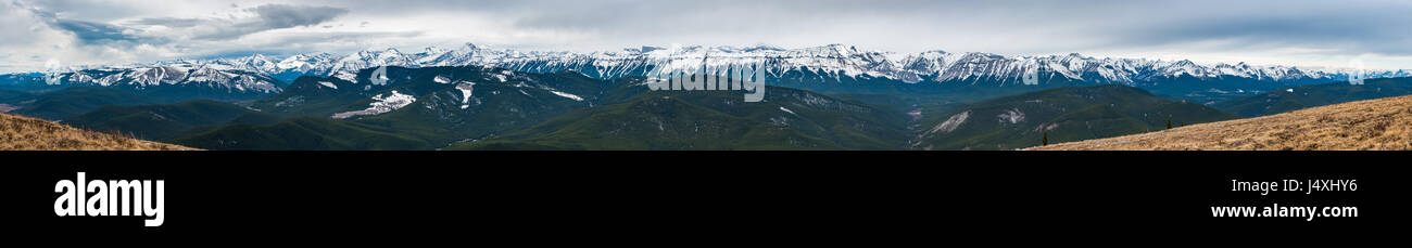 Einen herrlichen Blick auf den Osthängen der kanadischen Rocky Mountains Alberta Kanada im Frühling Stockfoto