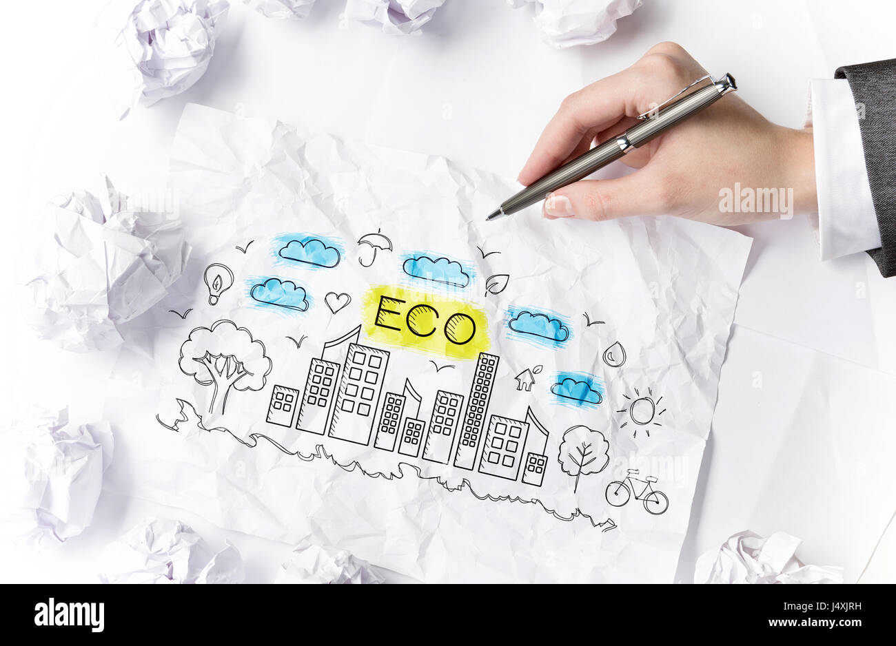 Hand von Frau Zeichnung grüne Öko-Konzept auf Papier Stockfoto