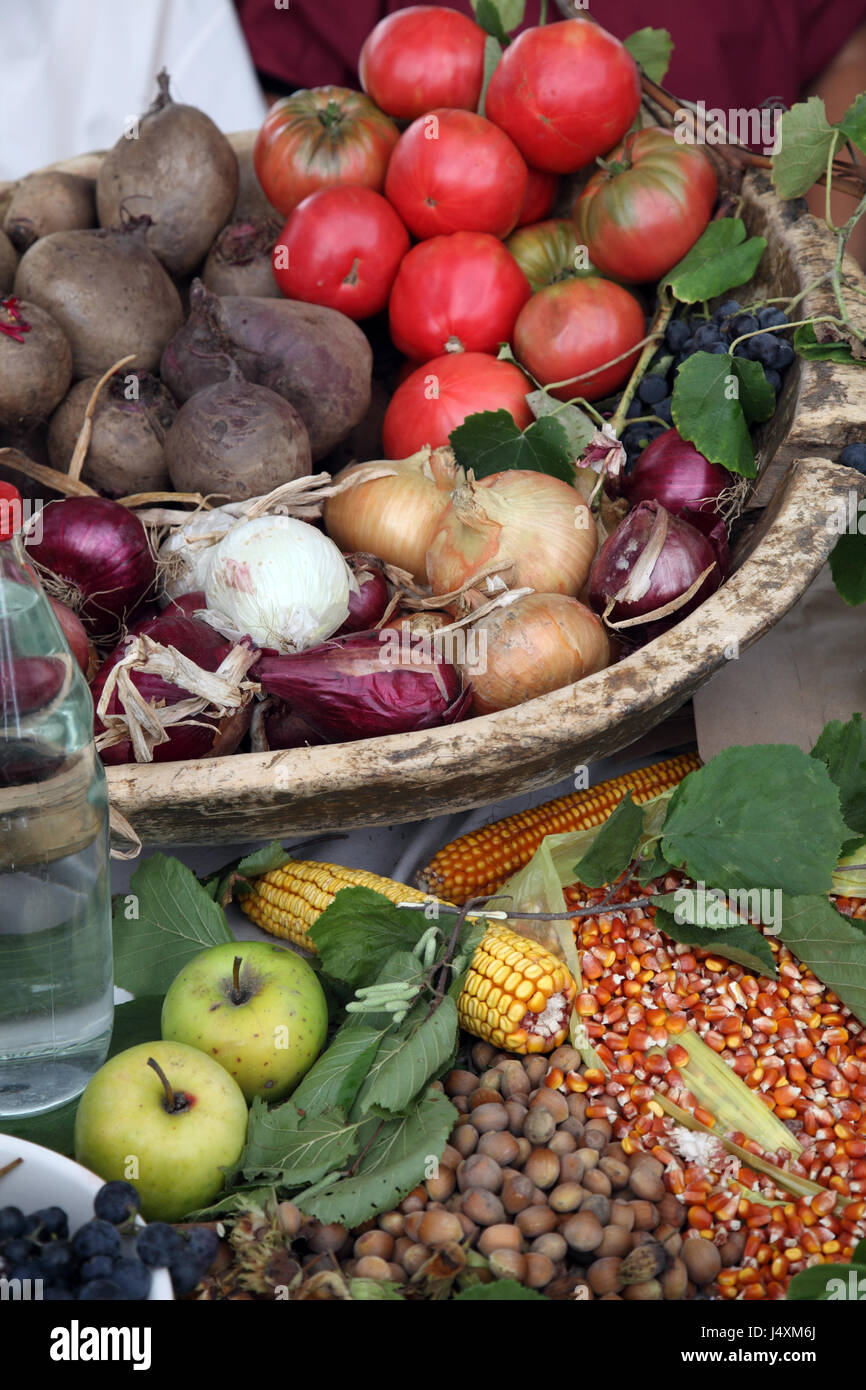 Verschiedene Arten von Obst und Gemüse zu verkaufen, ausgesetzt auf der Veranstaltung Dionysius Zeremonie in Ščitarjevo, Kroatien, Stockfoto