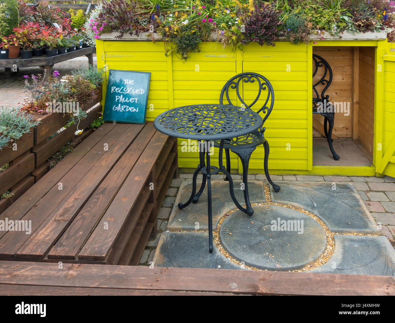Ein Recycling Palettendisplay in ein Gartencenter mit Möbeln aus ausrangierten Holzpaletten Stockfoto