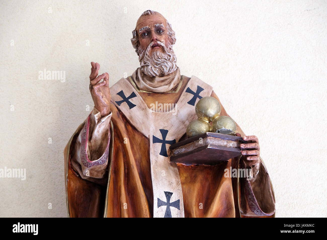 Sankt Nikolaus-Statue in St. Pauls Cathedral in Tirana, Albanien am 27. September 2016. Stockfoto