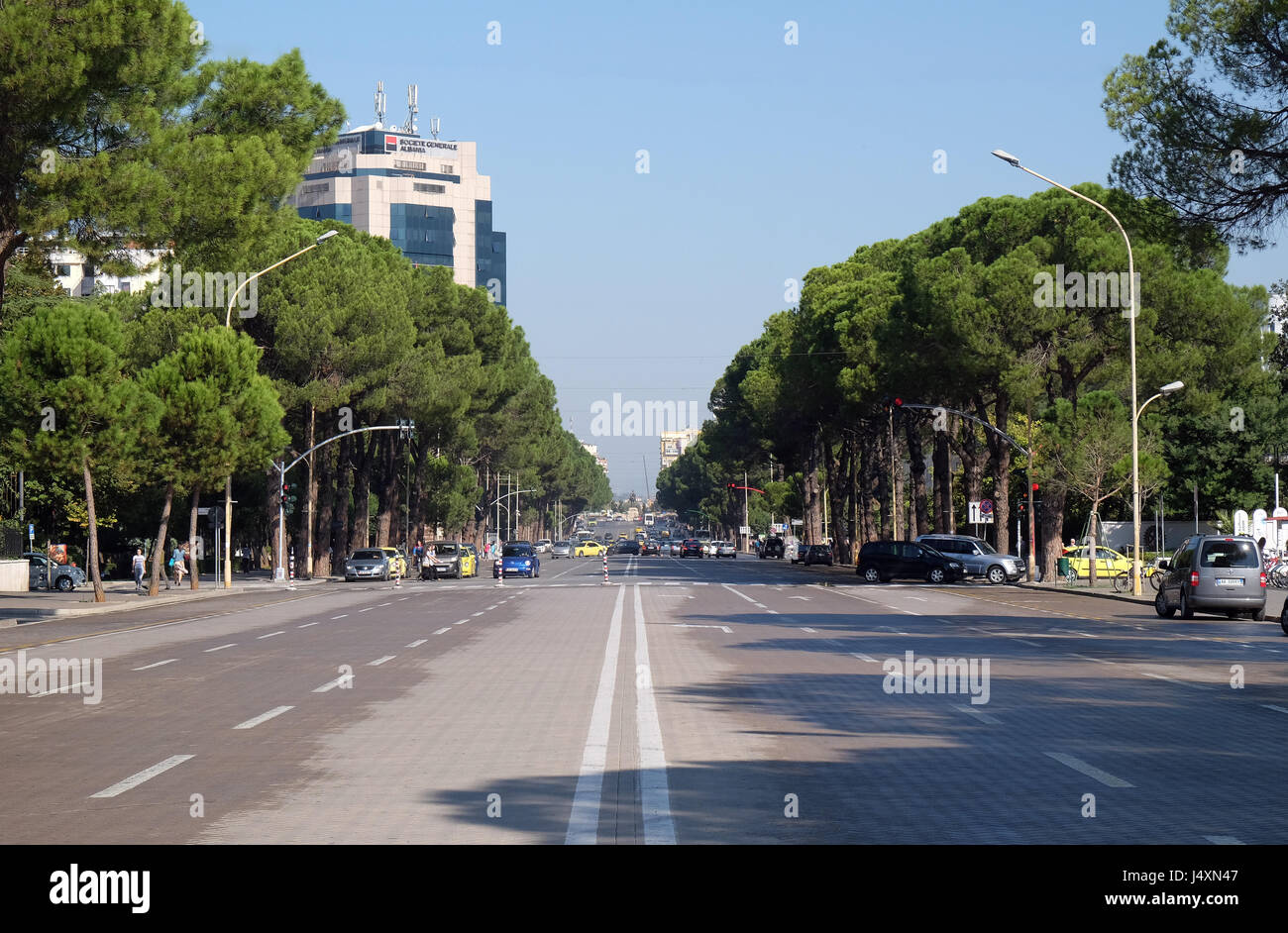 Blick entlang des Boulevards Bulevardi Deshmoret e Kombit in Tirana, Albanien am 29. September 2016. Stockfoto