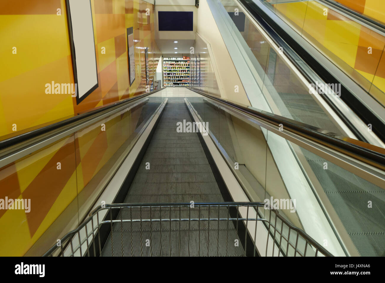 Förderband und Einkaufswagen in einem Supermarkt-Eingang Stockfoto