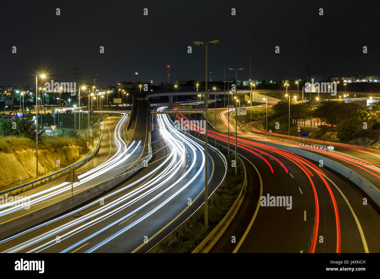 Langzeitbelichtung Schuss der Autobahn bei Nacht, mit Autos fahren auf der Straße Stockfoto