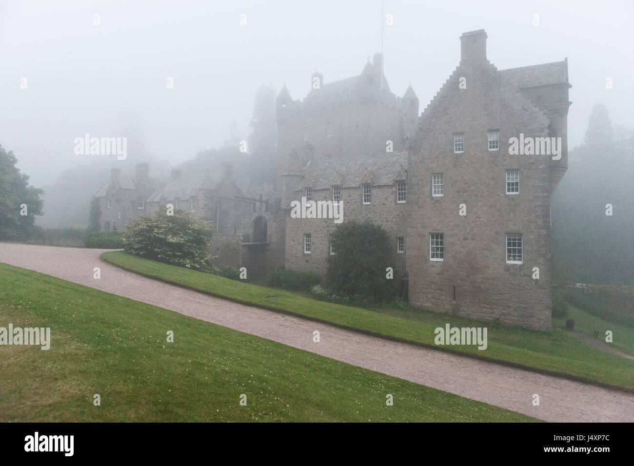 Eine Ansicht des Cawdor Castle in den frühen Morgennebel, Nairnshire, Schottland. Derek Hudson / Alamy Stock Foto Stockfoto