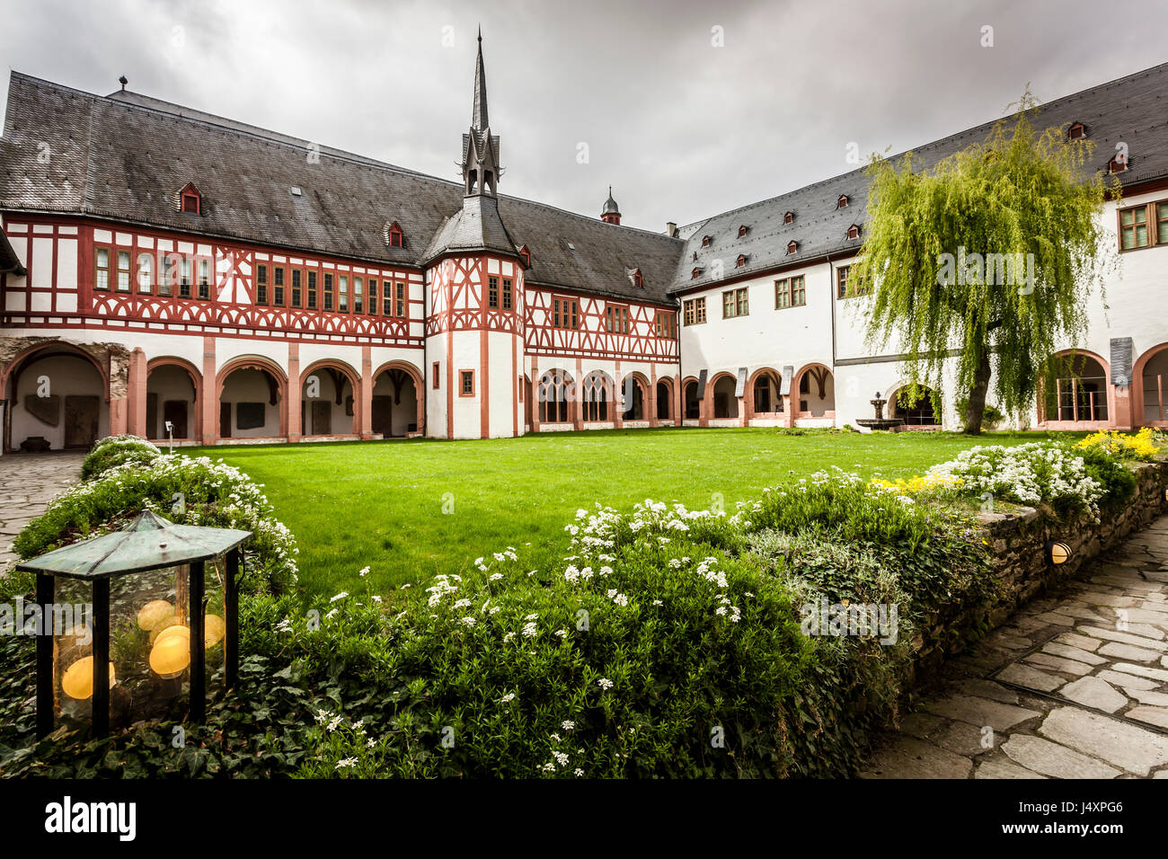 Blick auf das Kloster Eberbach Kloster Eltville am Rhein Rheingau Hessen Deutschland Stockfoto